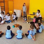 Estudantes da Escola Técnica de Saúde de Brasília orientam crianças sobre saúde bucal
