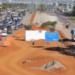 Obra na Epig muda trajeto dos ônibus e deixa trânsito parado nesta 2ª
