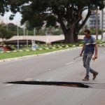 DF: motoristas viram trincado no asfalto antes de cratera abrir