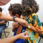 Crianças e adolescentes de 6 e 16 anos começam a ser vacinados contra a dengue