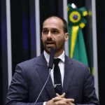 “E o uso de celulares nos presídios?”, questiona Eduardo Bolsonaro
