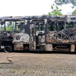 Ônibus incendiado: PCDF encontra drogas e galões na casa de suspeitos