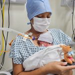 Equipe de UTI neonatal faz ‘canguruzaço’ para celebrar Dia Mundial do Método Canguru