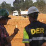 Equipes trabalham nas obras do novo pátio de apreensão de veículos em Samambaia