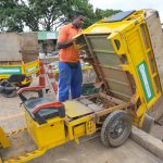 Cooperativa mantém frete de entulhos dos moradores por meio de tuk-tuks