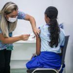 Alunos de escola pública recebem vacinas contra a dengue