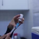Vacina contra a gripe é aplicada em bebês com mais de 6 meses e adultos em 100 salas no DF