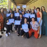 Cuidadoras de idosos recebem certificado de conclusão do curso