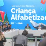 DF firma compromisso nacional de meta de alfabetização até 2030