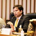 ‘Dirija como uma mulher’: deputado Robério Negreiros propõe campanha contra assédio e preconceito de gênero no trânsito do DF