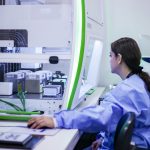 Profissionais de Saúde e estudantes visitam laboratórios de teste do pezinho do Hospital de Apoio