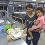Restaurantes comunitários servem sopas e caldos para esquentar população em noites frias