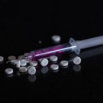 Sem acesso a tratamentos, mulheres trans usam hormônio veterinário prejudicial à saúde