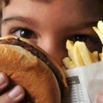 Crianças refletem hábitos alimentares das próprias famílias, alerta especialista do HCB