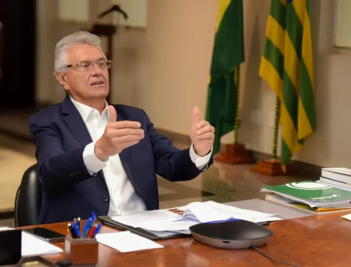 Caiado-fala-sobre-saidinhas-de-presos-na-Radio-Bandeirantes-1215x926.jpeg-696x530