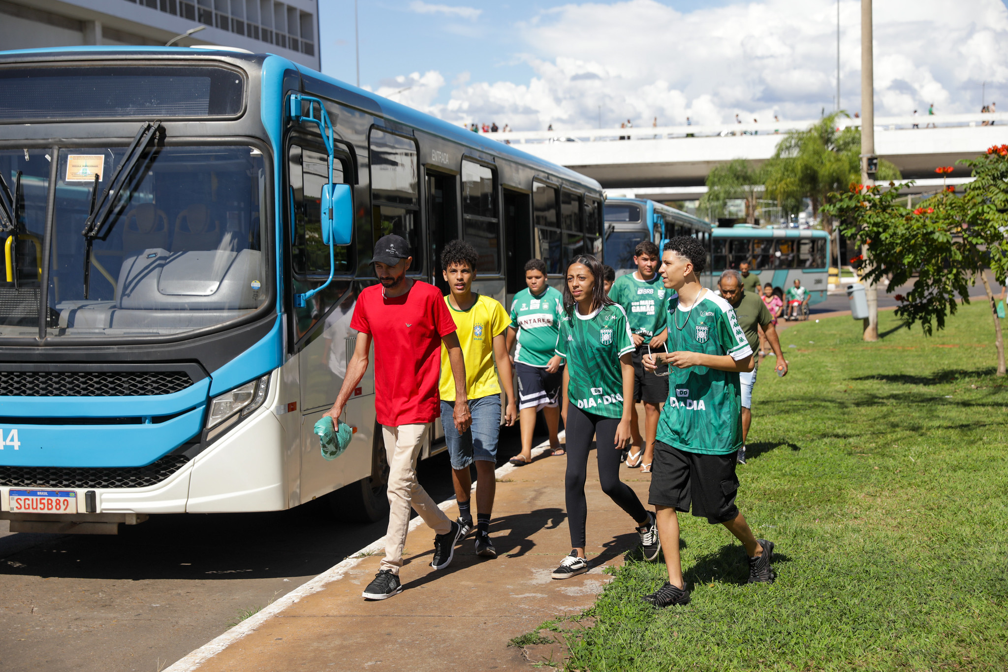 20.3. Sábado grátis. Torcida chegando ao estádio